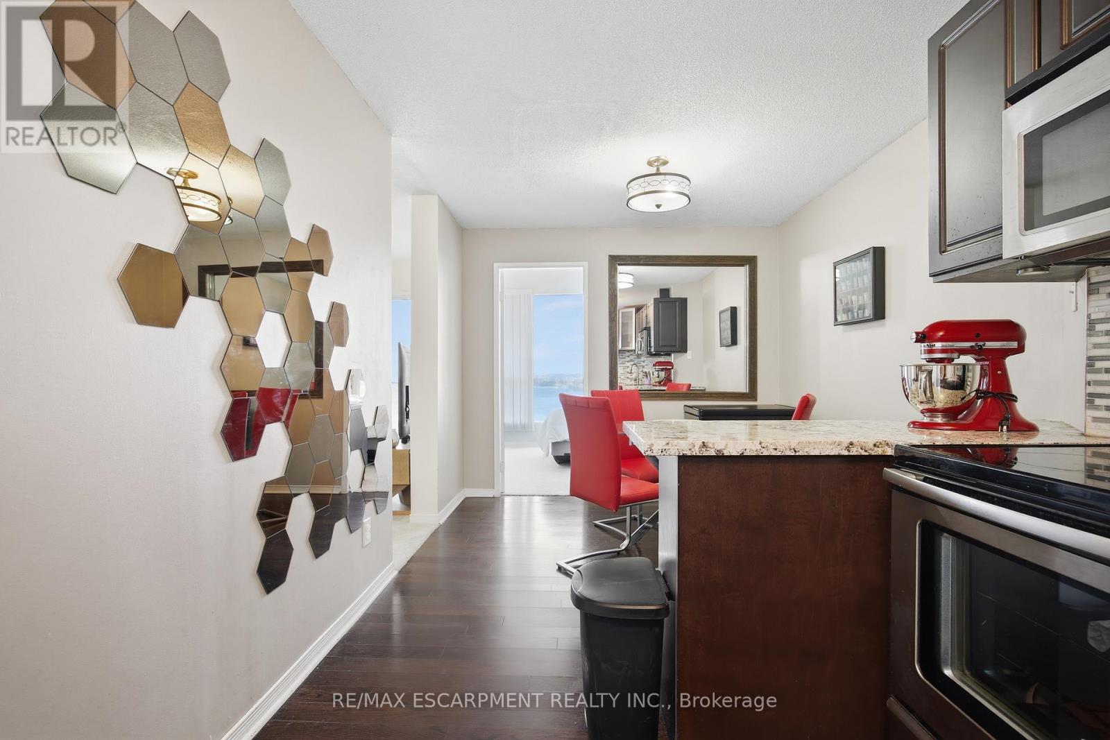 Ph1 - 145 Hillcrest Avenue, Mississauga, Ontario  L5B 4B1 - Photo 12 - W12978680