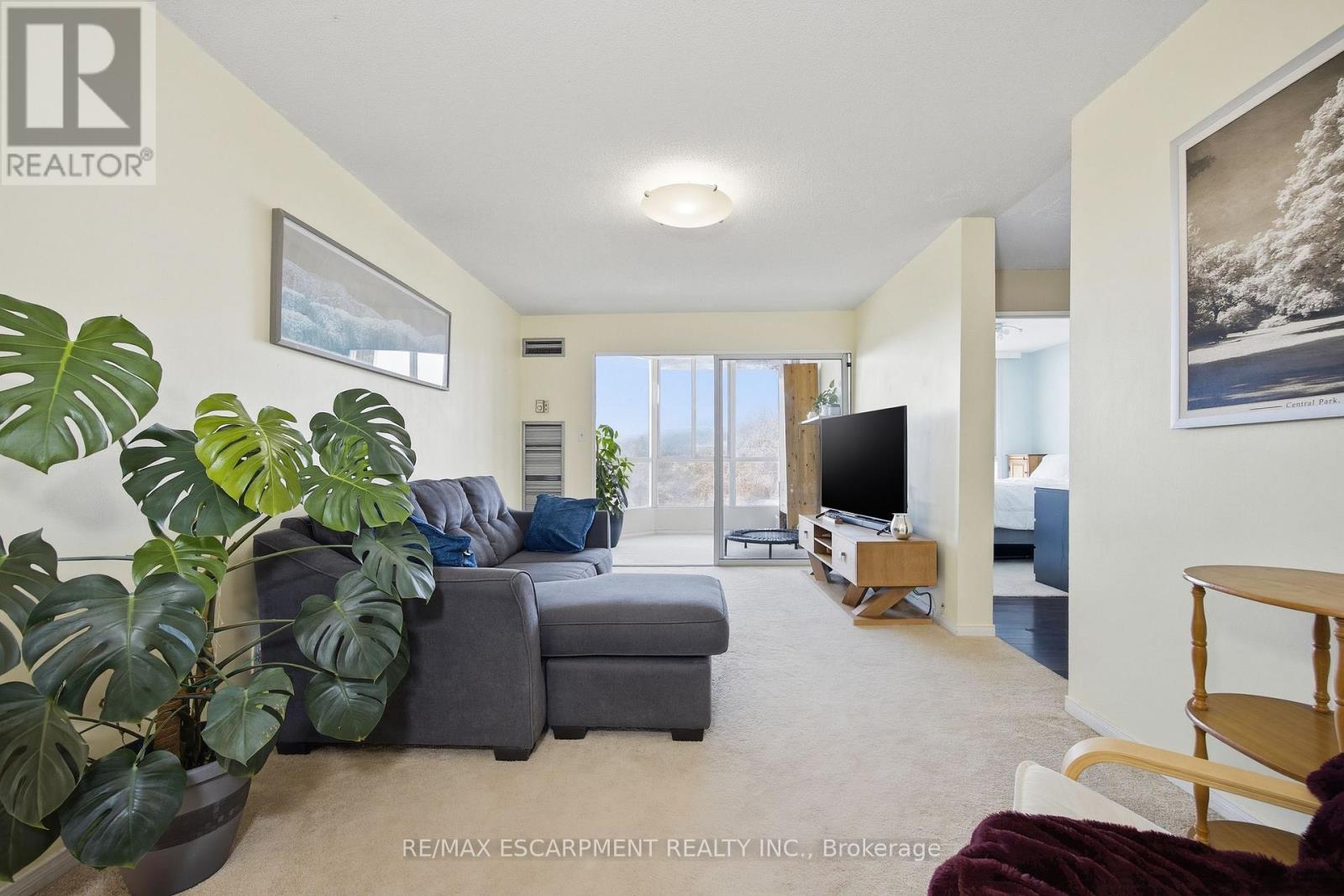 Ph1 - 145 Hillcrest Avenue, Mississauga, Ontario  L5B 4B1 - Photo 3 - W12978680