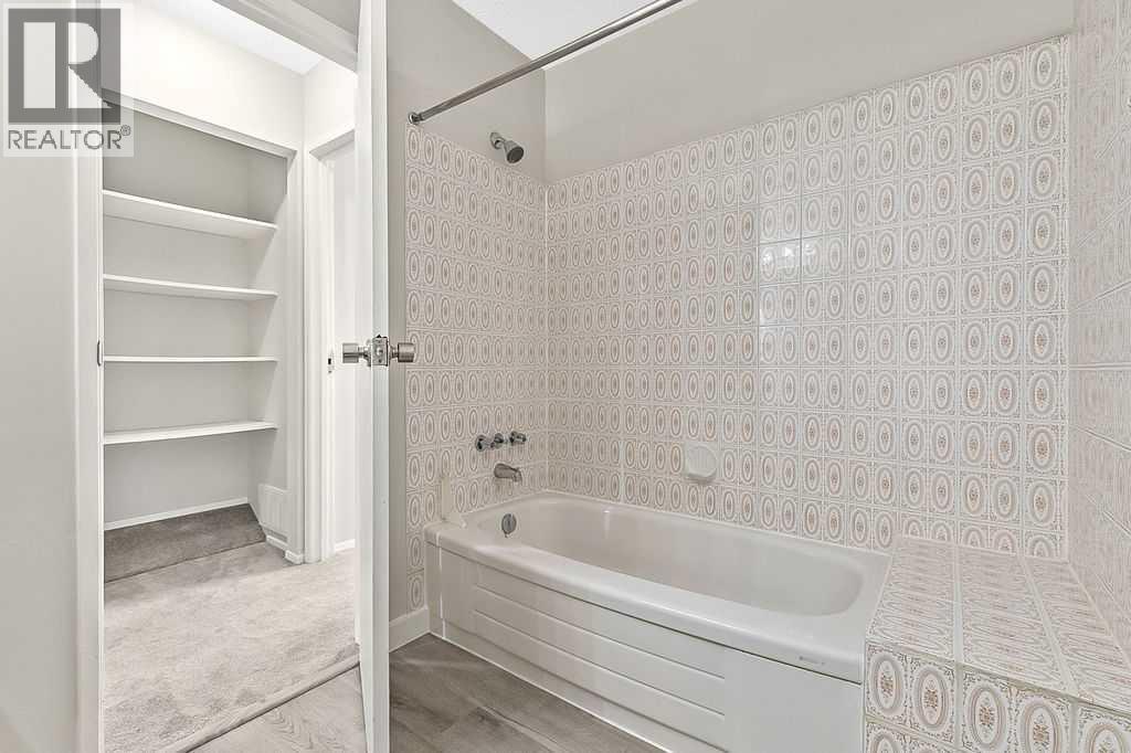 129 Berwick Drive Nw, Calgary, Alberta T3K 1E7 - Photo 21 - A2293000