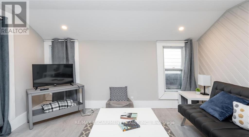 3 - 38 Inchbury Street, Hamilton, Ontario  L8R 3B3 - Photo 2 - X12978554