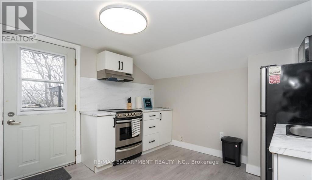 3 - 38 Inchbury Street, Hamilton, Ontario  L8R 3B3 - Photo 5 - X12978554