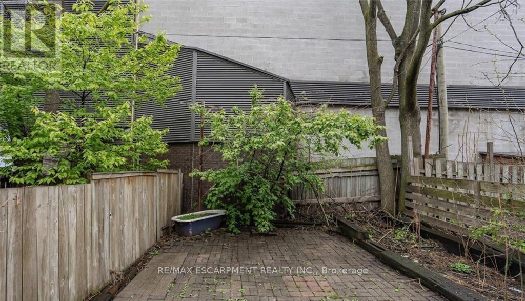 3 - 38 Inchbury Street, Hamilton, Ontario  L8R 3B3 - Photo 7 - X12978554