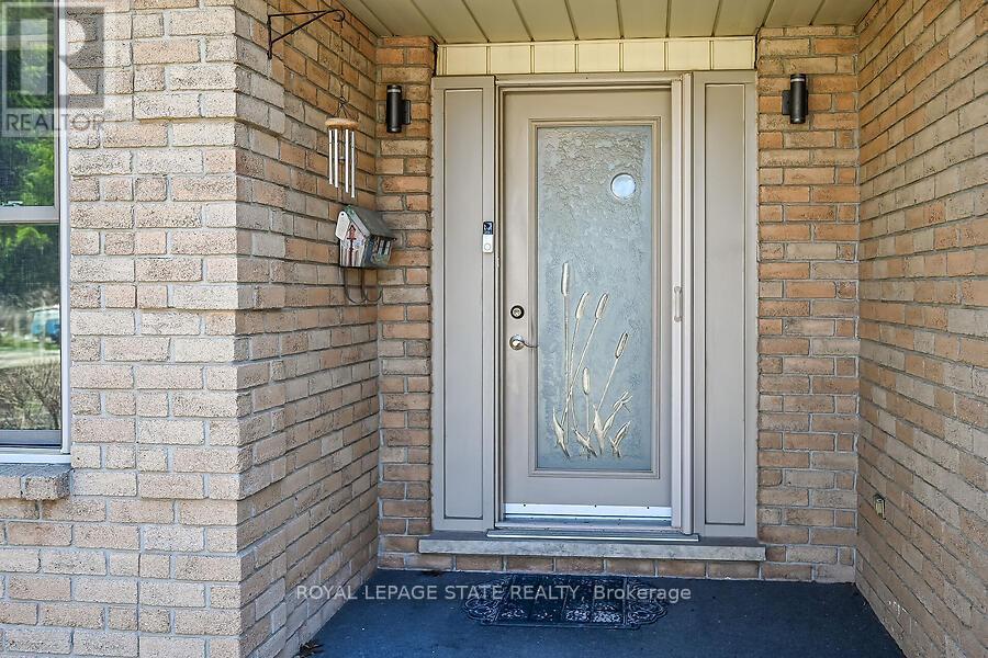 621 Tomahawk Crescent, Hamilton, Ontario  L9G 3T4 - Photo 3 - X12978670
