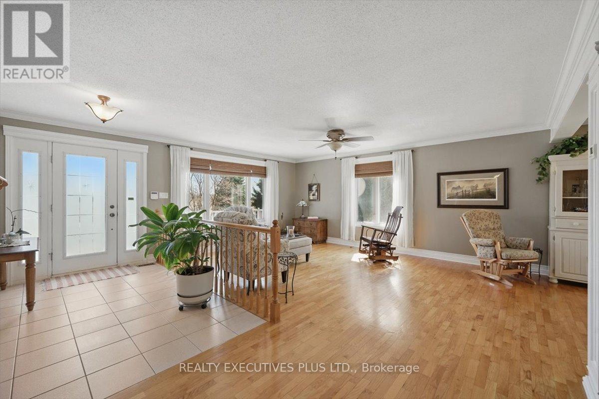 2935 Baseline Road, Clarence-Rockland, Ontario K0A 3N0 - Photo 3 - X12825906