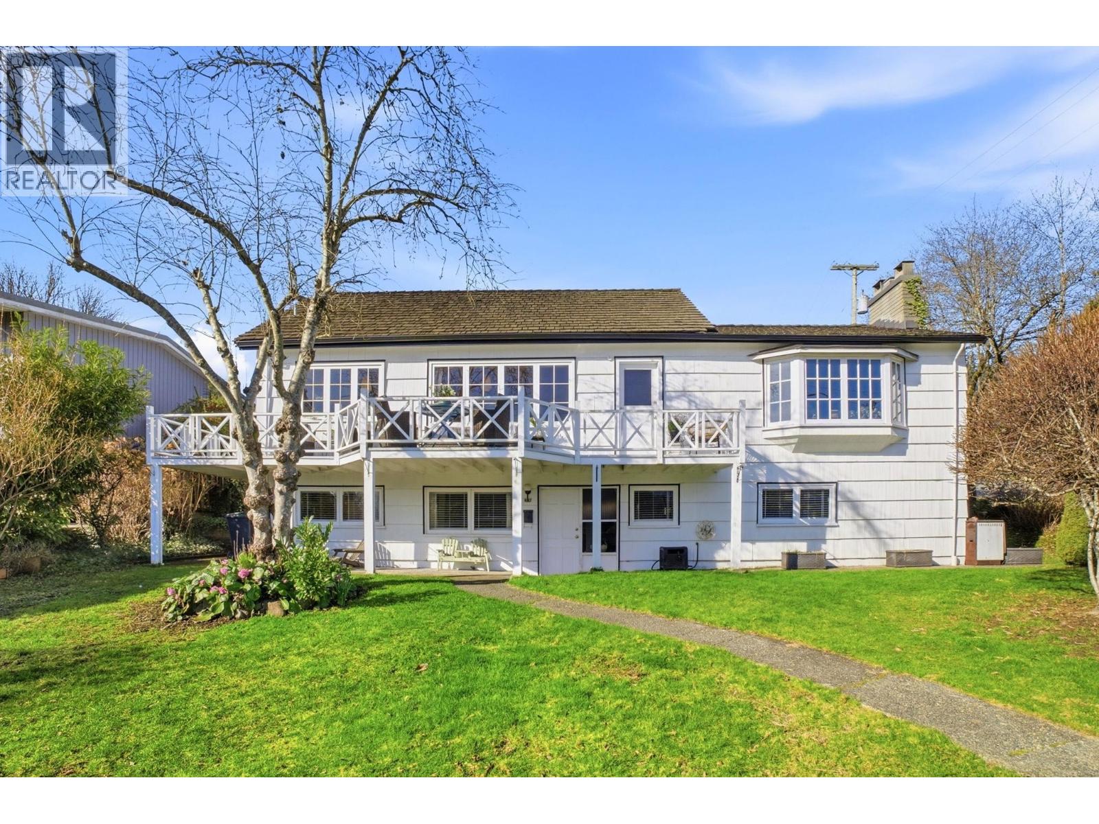 487 Roslyn Boulevard, North Vancouver, British Columbia V7G 1P1 - Photo 1 - R3109355