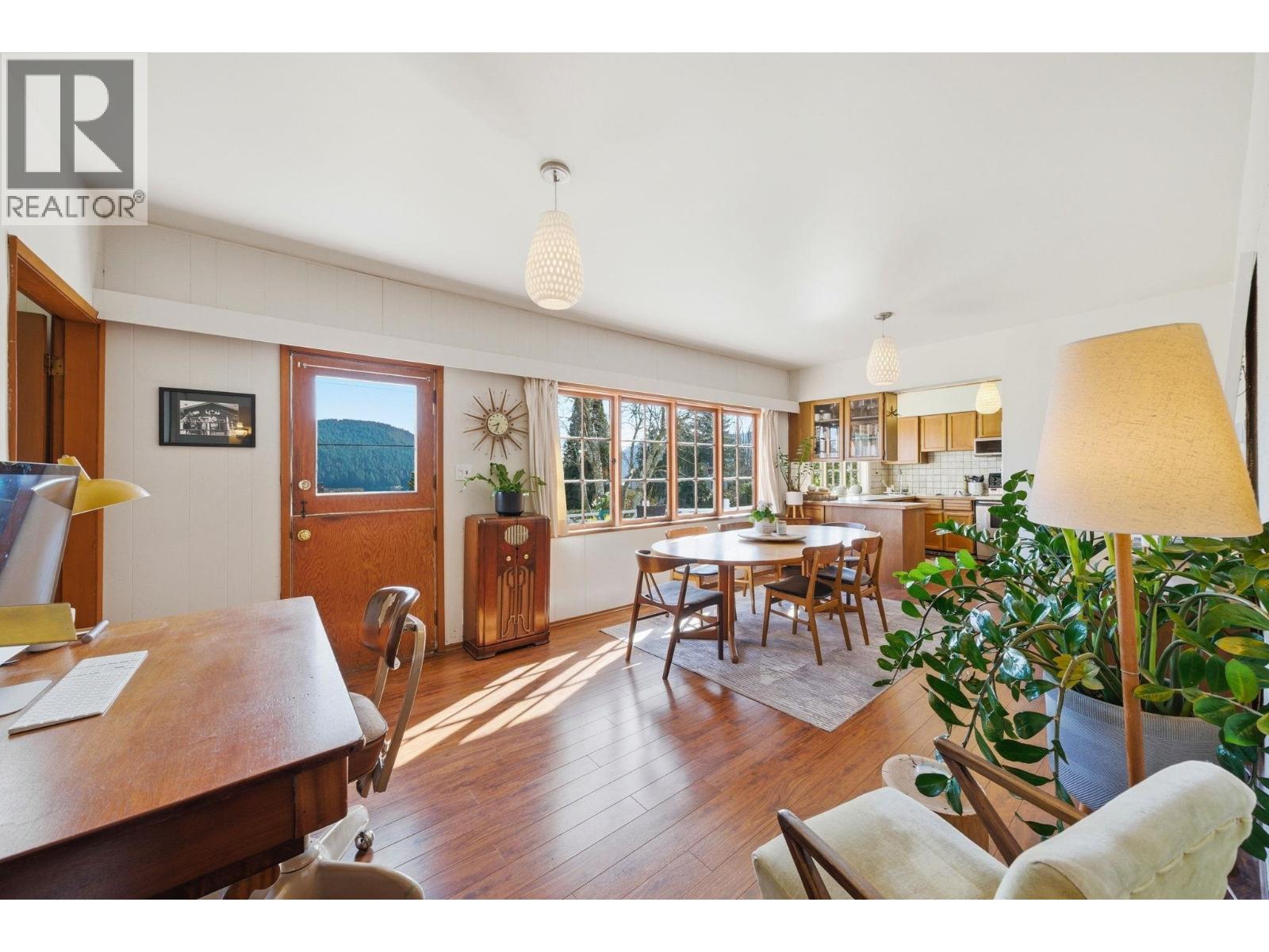 487 Roslyn Boulevard, North Vancouver, British Columbia V7G 1P1 - Photo 13 - R3109355