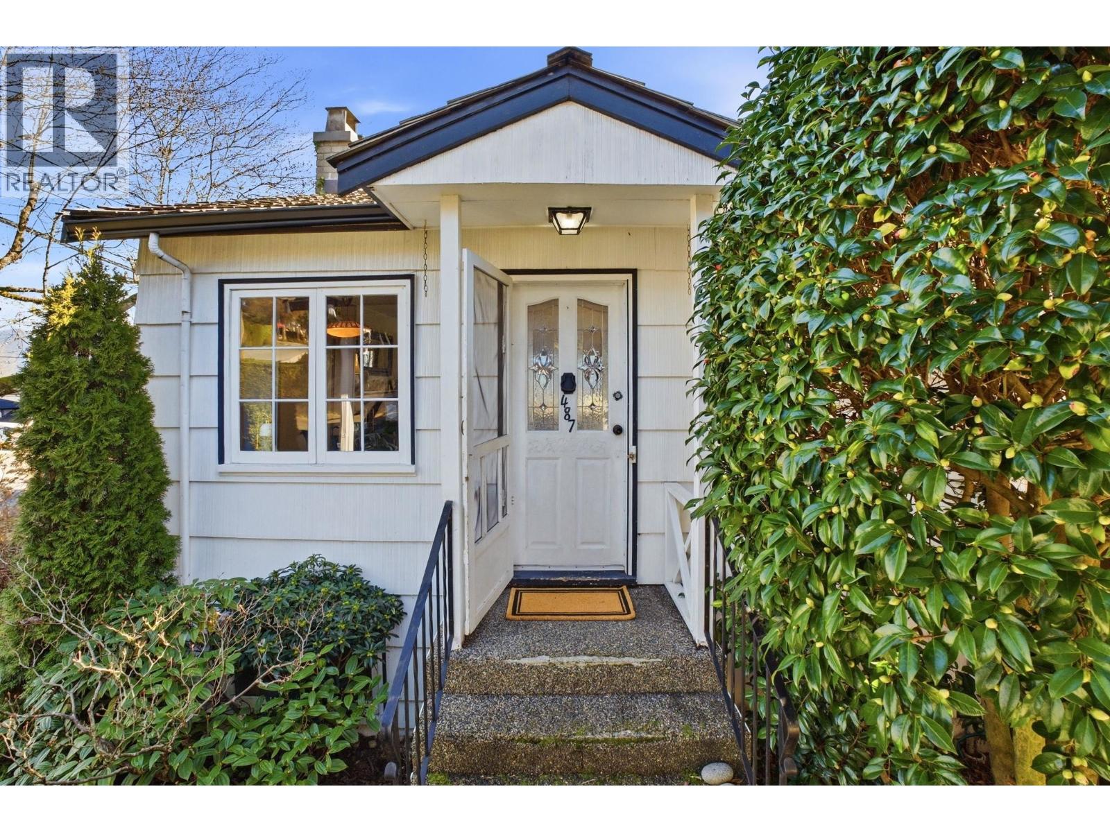 487 Roslyn Boulevard, North Vancouver, British Columbia V7G 1P1 - Photo 4 - R3109355