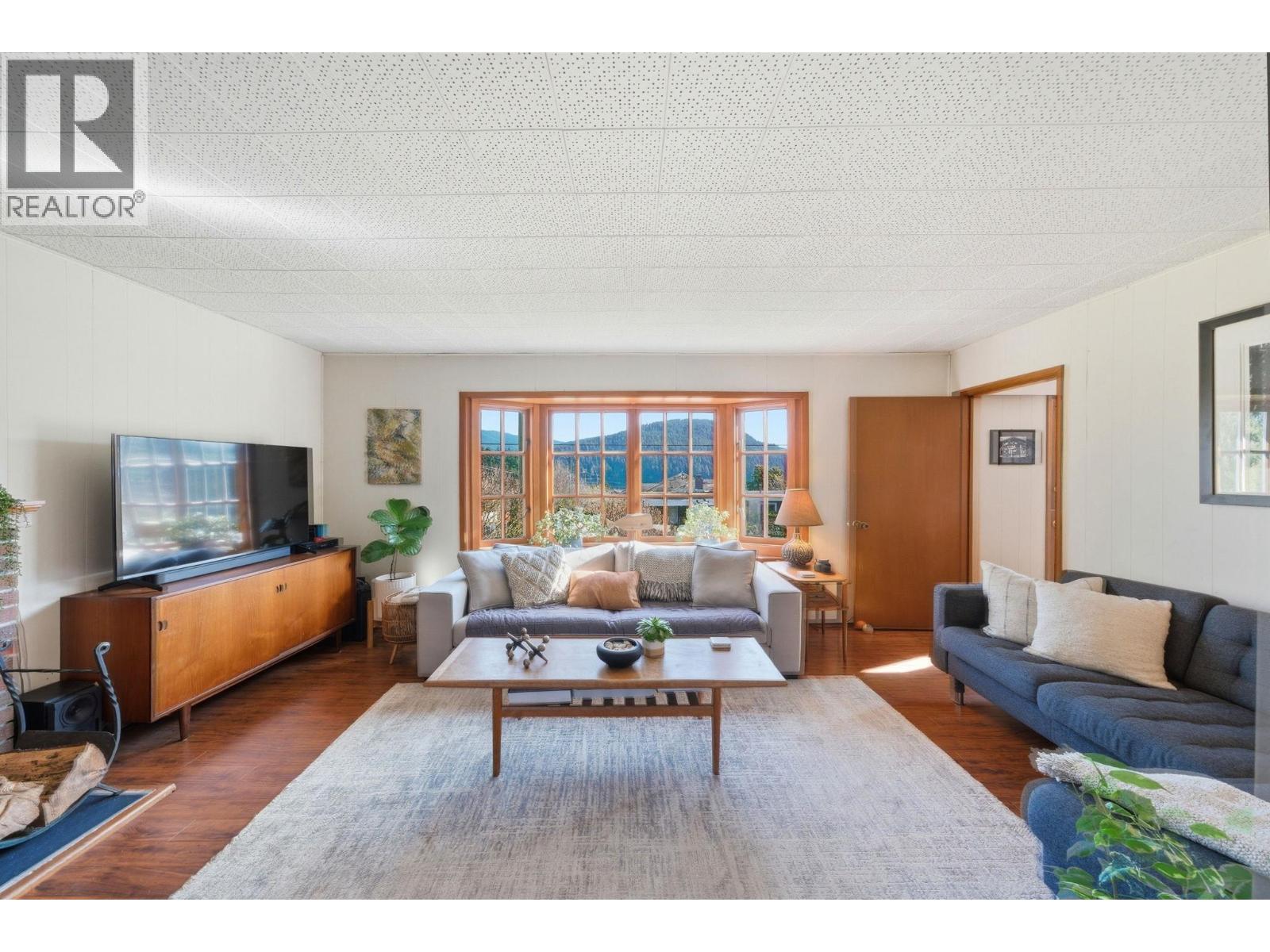 487 Roslyn Boulevard, North Vancouver, British Columbia V7G 1P1 - Photo 7 - R3109355