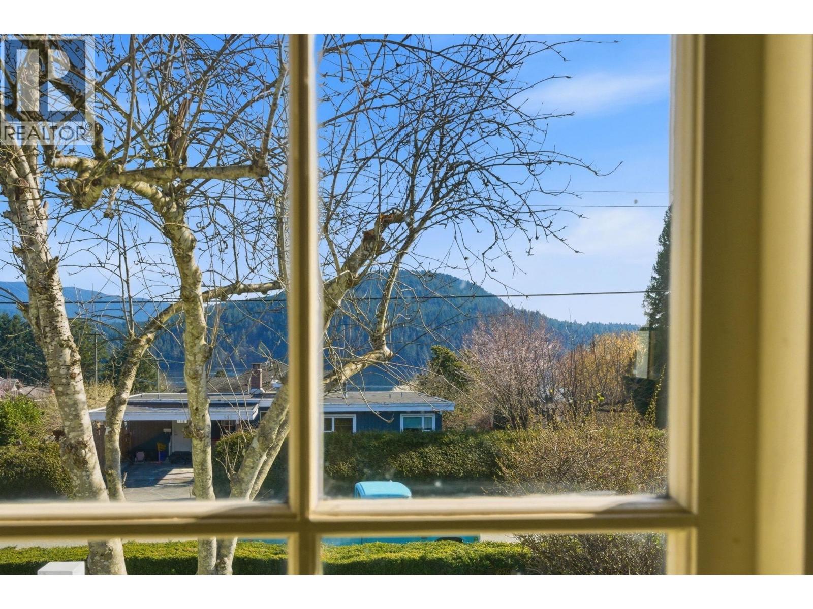 487 Roslyn Boulevard, North Vancouver, British Columbia V7G 1P1 - Photo 9 - R3109355