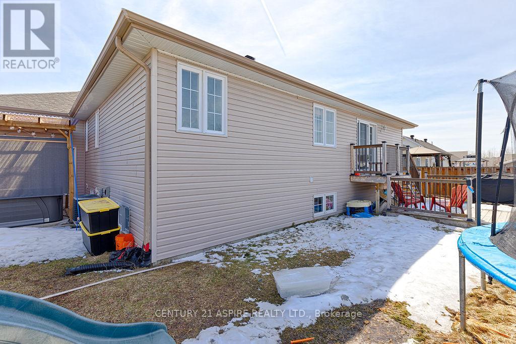 1030 Limestone Trail, Petawawa, Ontario  K8H 0A5 - Photo 36 - X12978838