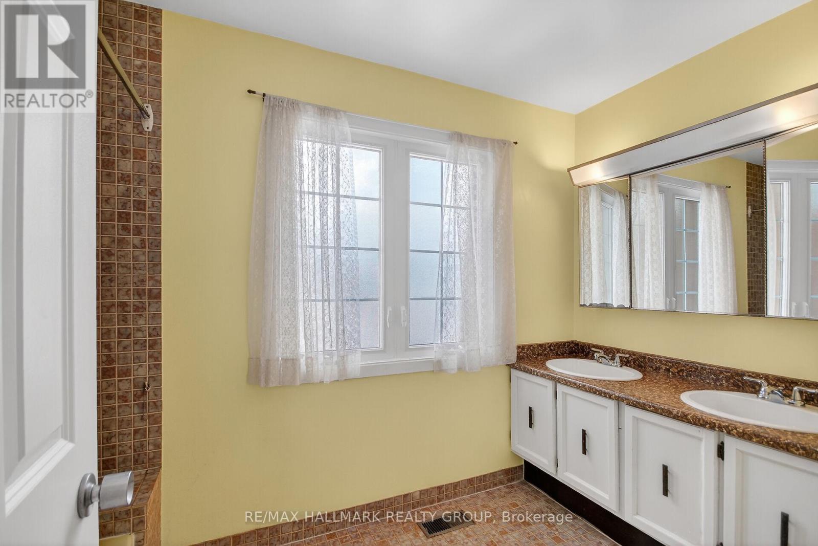 1050 Plante Drive, Ottawa, Ontario  K1V 9E6 - Photo 39 - X12978866