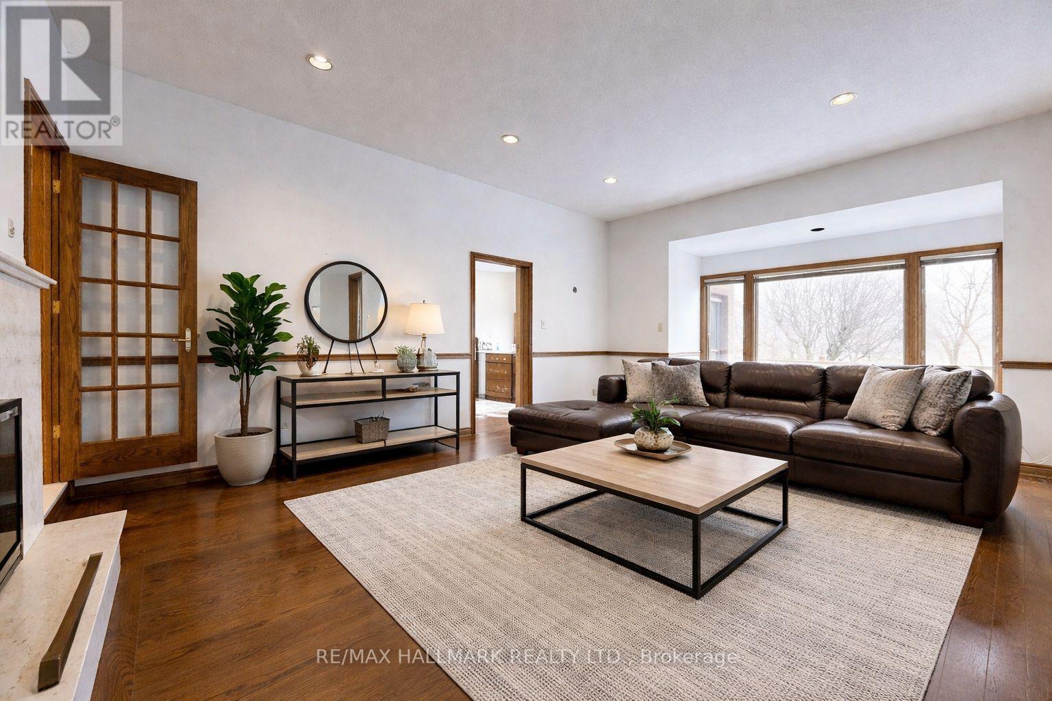 101 Leyburn Avenue, Richmond Hill, Ontario  L4C 0J6 - Photo 5 - N12941474