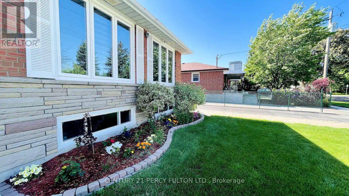 10 Clementine Square, Toronto, Ontario  M1G 2V7 - Photo 2 - E12978754