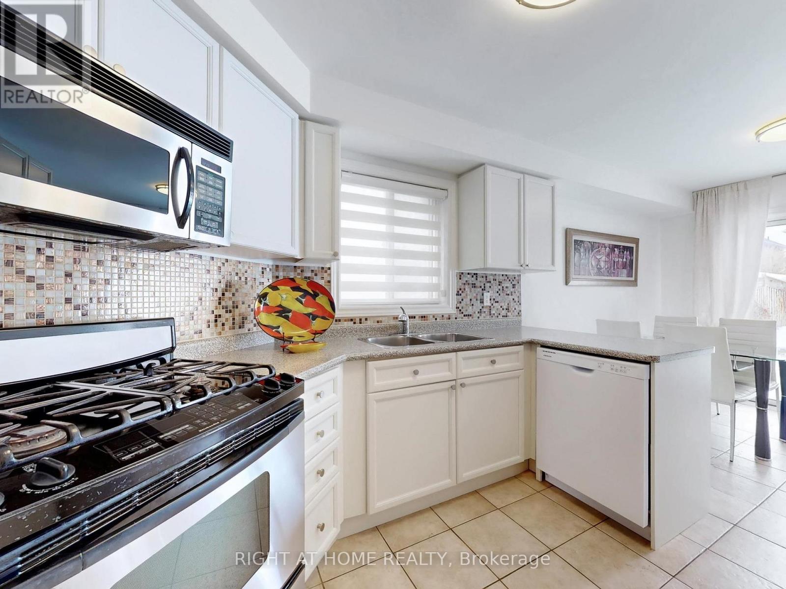 55 Hollybush Drive, Vaughan, Ontario  L6A 2H5 - Photo 7 - N12978822