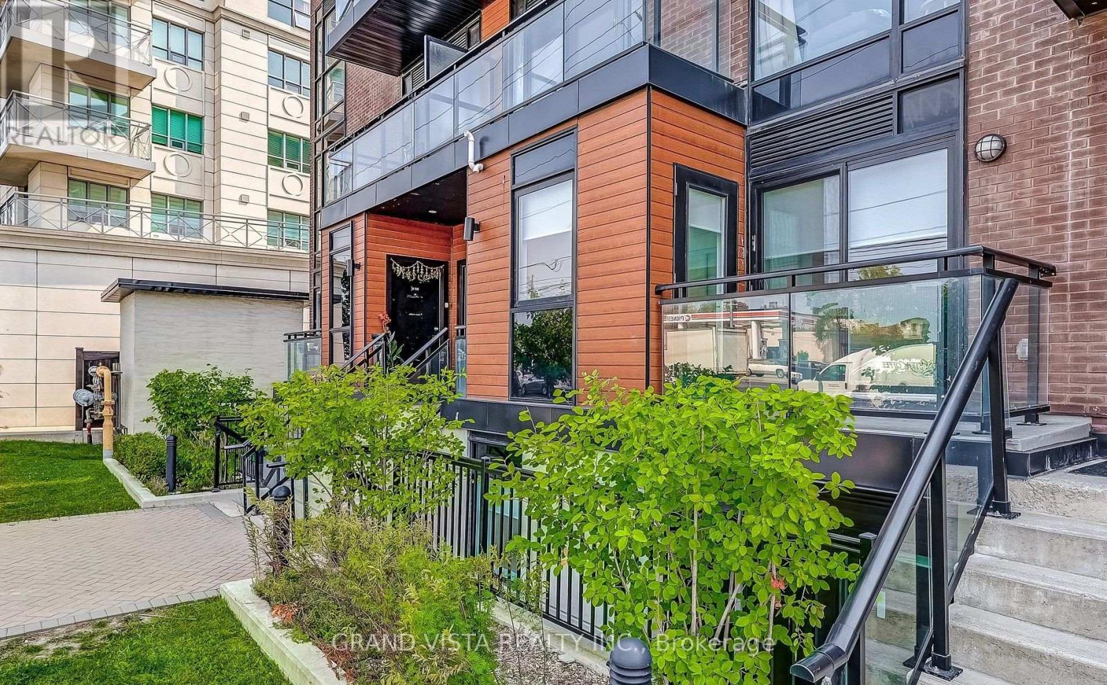 B602 - 5279 Highway 7, Vaughan, Ontario  L4L 0J1 - Photo 2 - N12978900