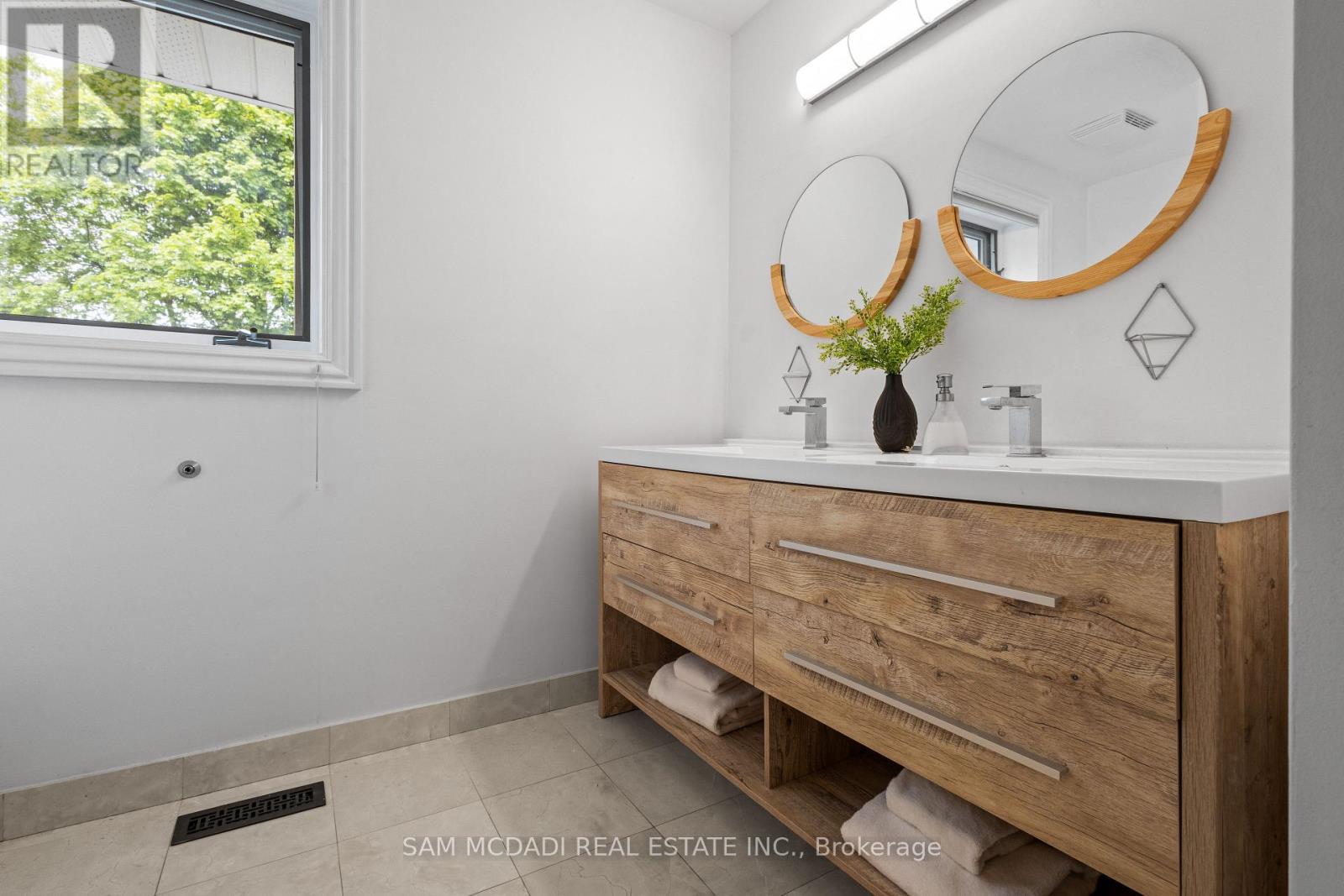 492 Country Club Crescent, Mississauga, Ontario  L5J 2R2 - Photo 29 - W12978782