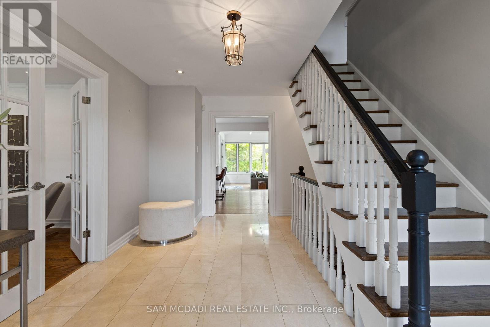 492 Country Club Crescent, Mississauga, Ontario  L5J 2R2 - Photo 4 - W12978782