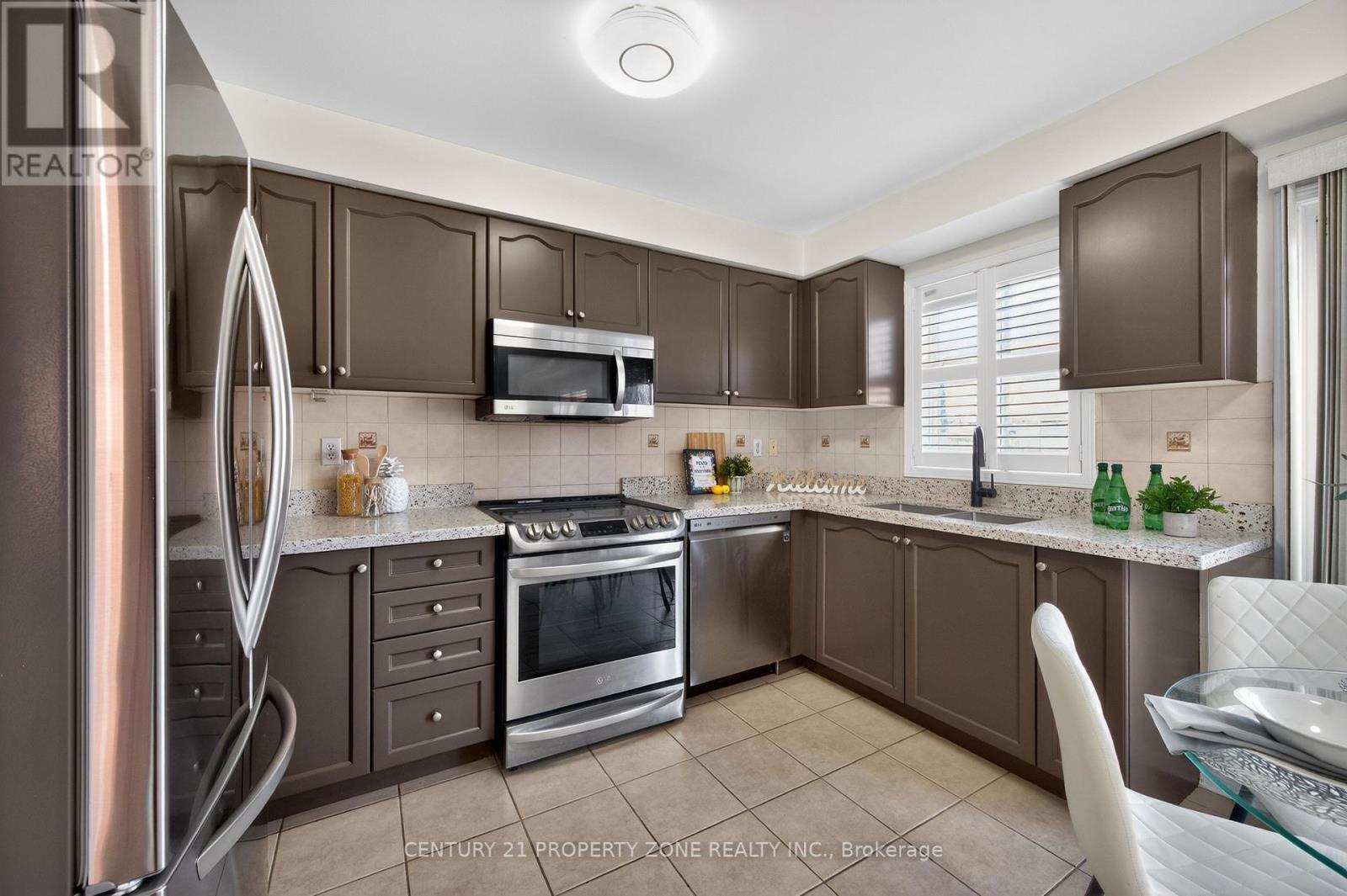 16 Sweet Clover Crescent, Brampton, Ontario  L6R 3A2 - Photo 15 - W12978818