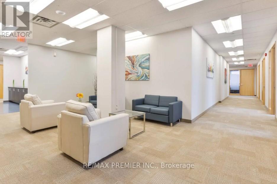 301-C - 231 Oak Park Boulevard, Oakville, Ontario L6H 6M4 - Photo 3 - W12978854