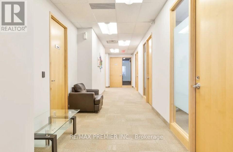 301-C - 231 Oak Park Boulevard, Oakville, Ontario L6H 6M4 - Photo 5 - W12978854