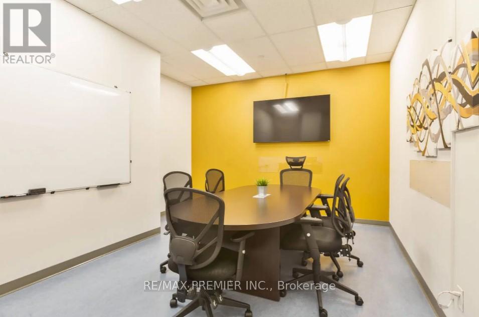 301-C - 231 Oak Park Boulevard, Oakville, Ontario L6H 6M4 - Photo 6 - W12978854