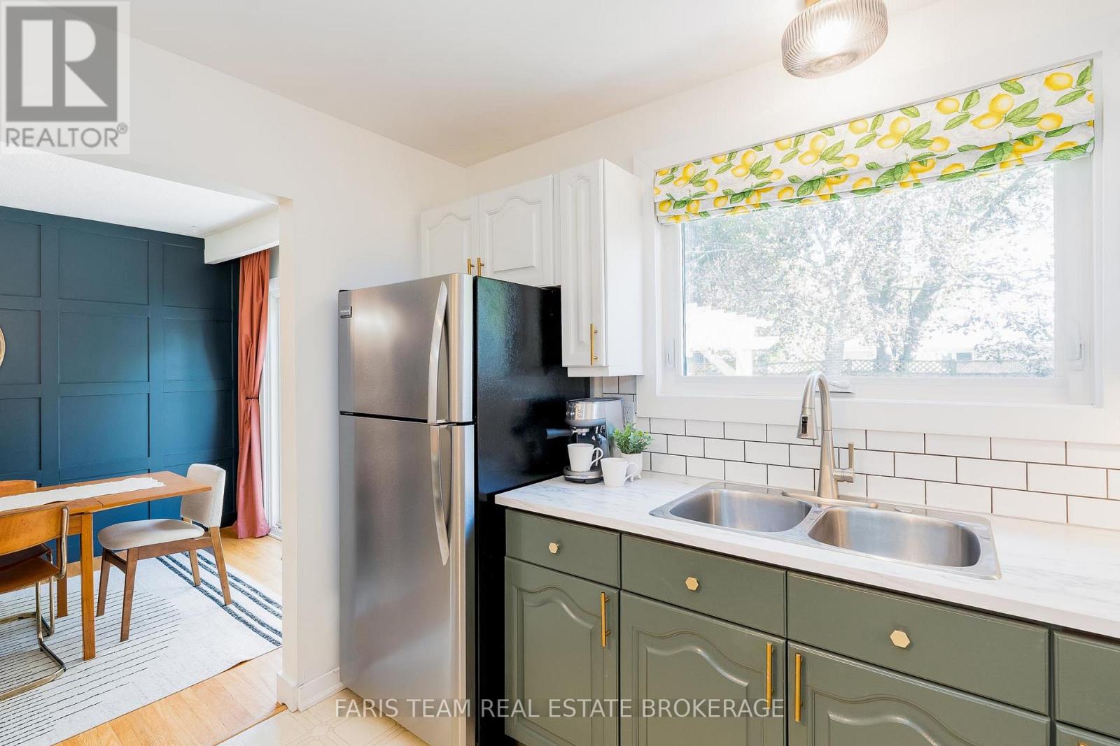 43 Jeffrey Street, Barrie, Ontario  L4M 4L4 - Photo 9 - S12828386