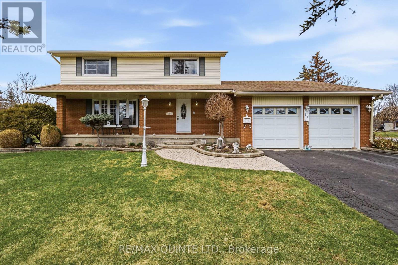 19 Country Club Drive, Quinte West, Ontario  K8R 1B4 - Photo 2 - X12978928