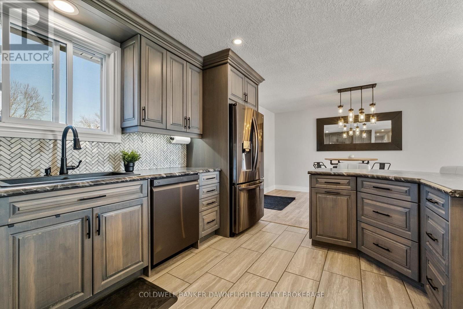 17 Hawthorn Crescent, North Middlesex, Ontario  N0M 1A0 - Photo 10 - X12979194