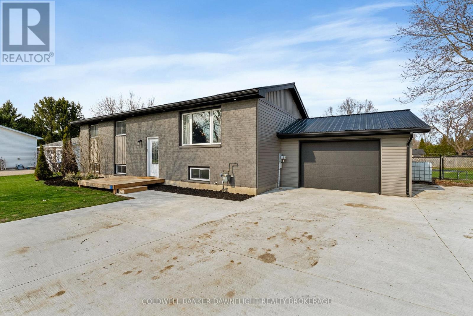 17 Hawthorn Crescent, North Middlesex, Ontario  N0M 1A0 - Photo 2 - X12979194