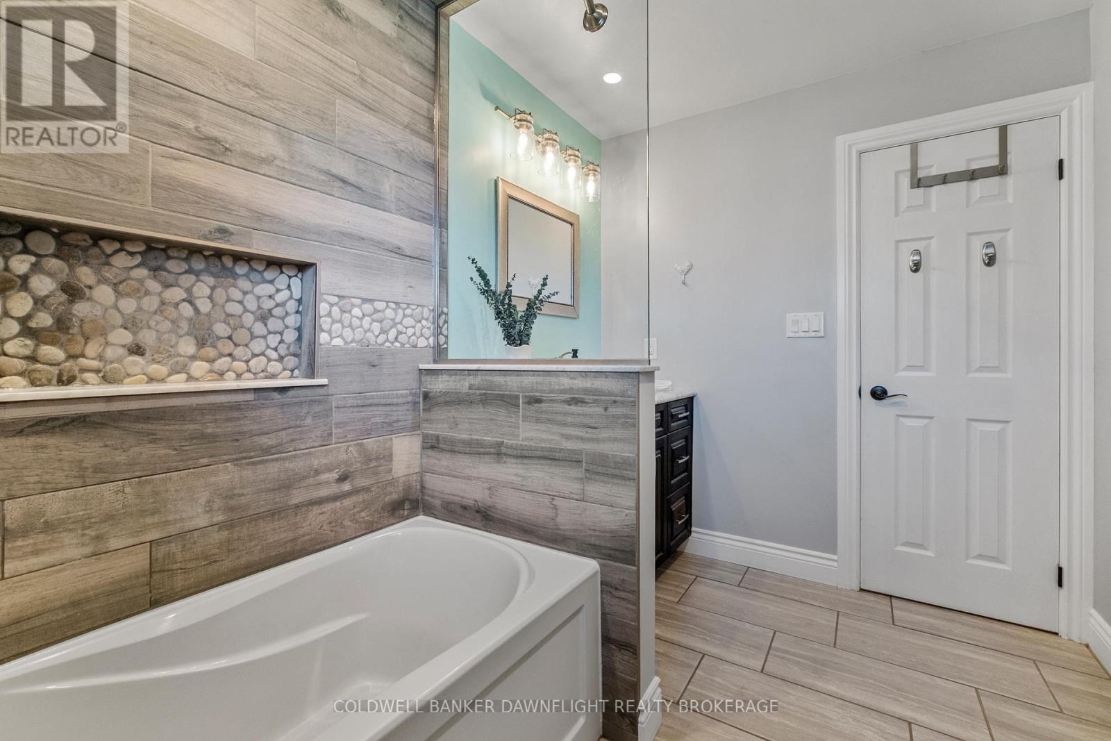 17 Hawthorn Crescent, North Middlesex, Ontario  N0M 1A0 - Photo 23 - X12979194