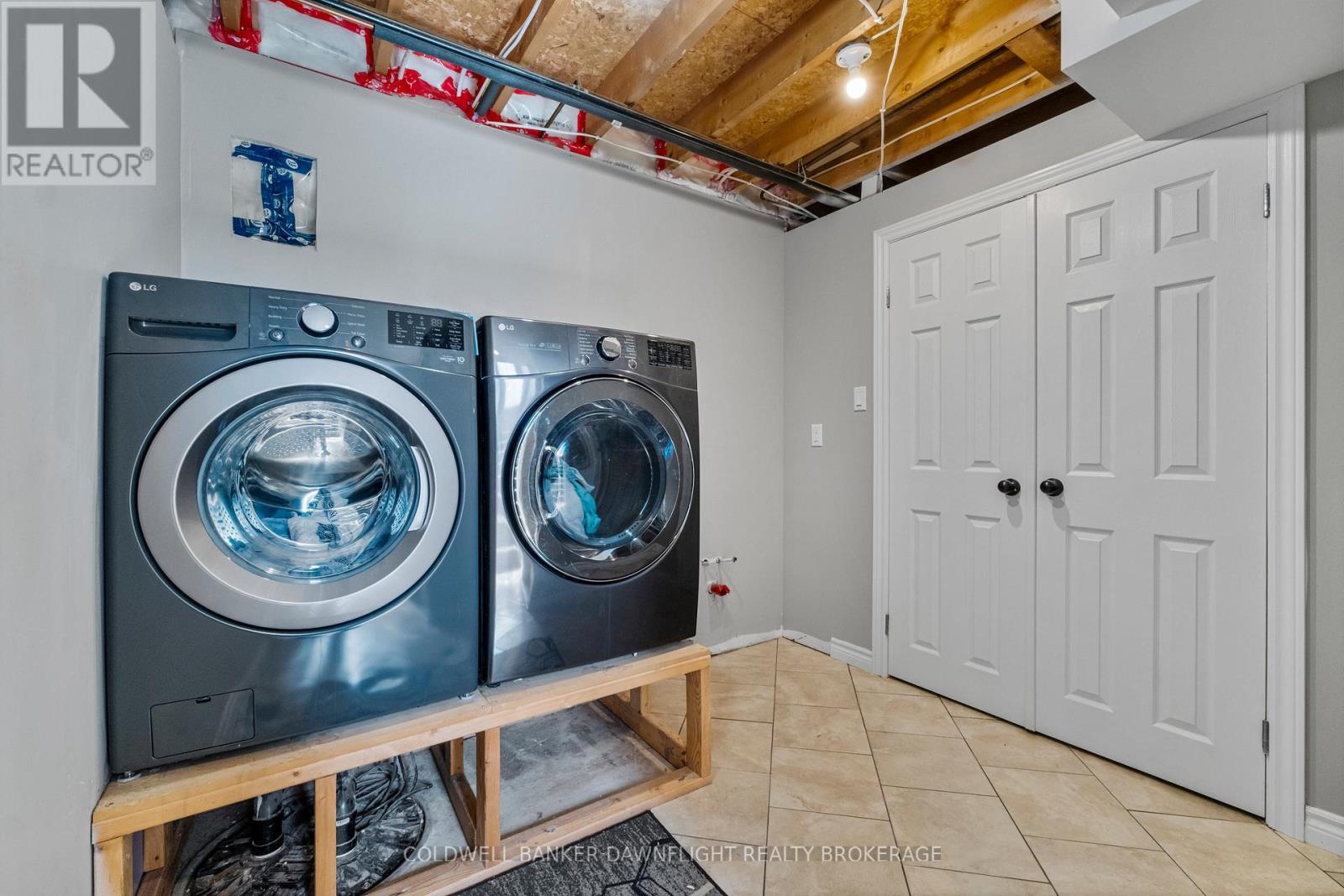 17 Hawthorn Crescent, North Middlesex, Ontario  N0M 1A0 - Photo 35 - X12979194