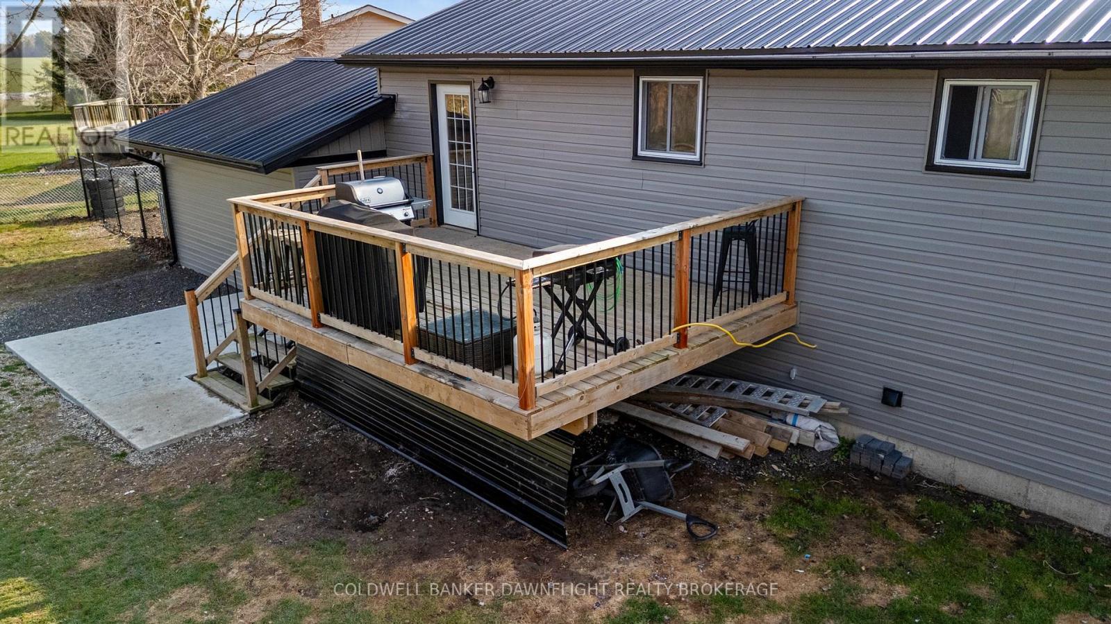 17 Hawthorn Crescent, North Middlesex, Ontario  N0M 1A0 - Photo 38 - X12979194