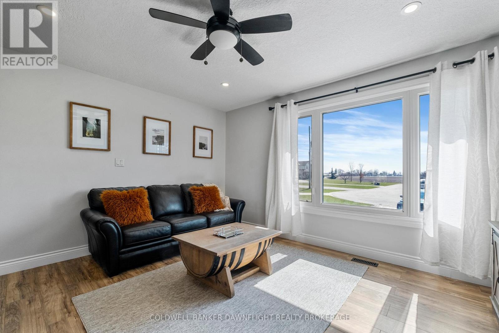 17 Hawthorn Crescent, North Middlesex, Ontario  N0M 1A0 - Photo 5 - X12979194