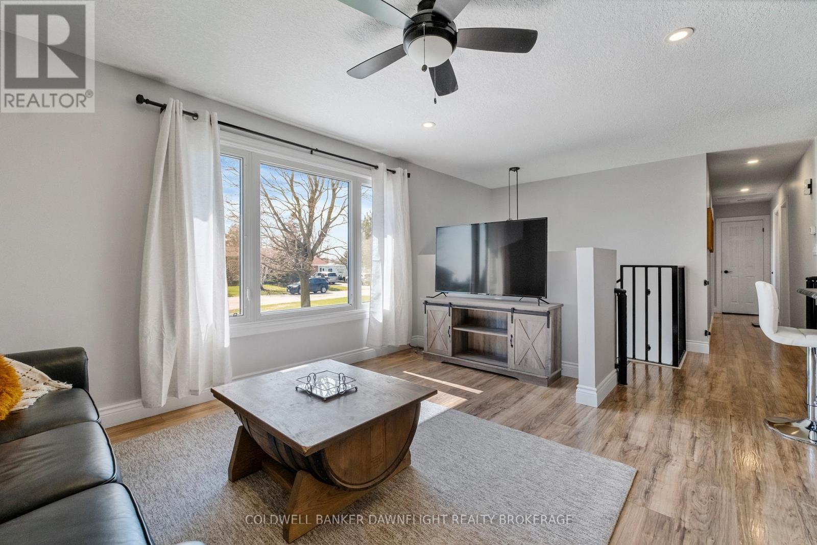 17 Hawthorn Crescent, North Middlesex, Ontario  N0M 1A0 - Photo 6 - X12979194