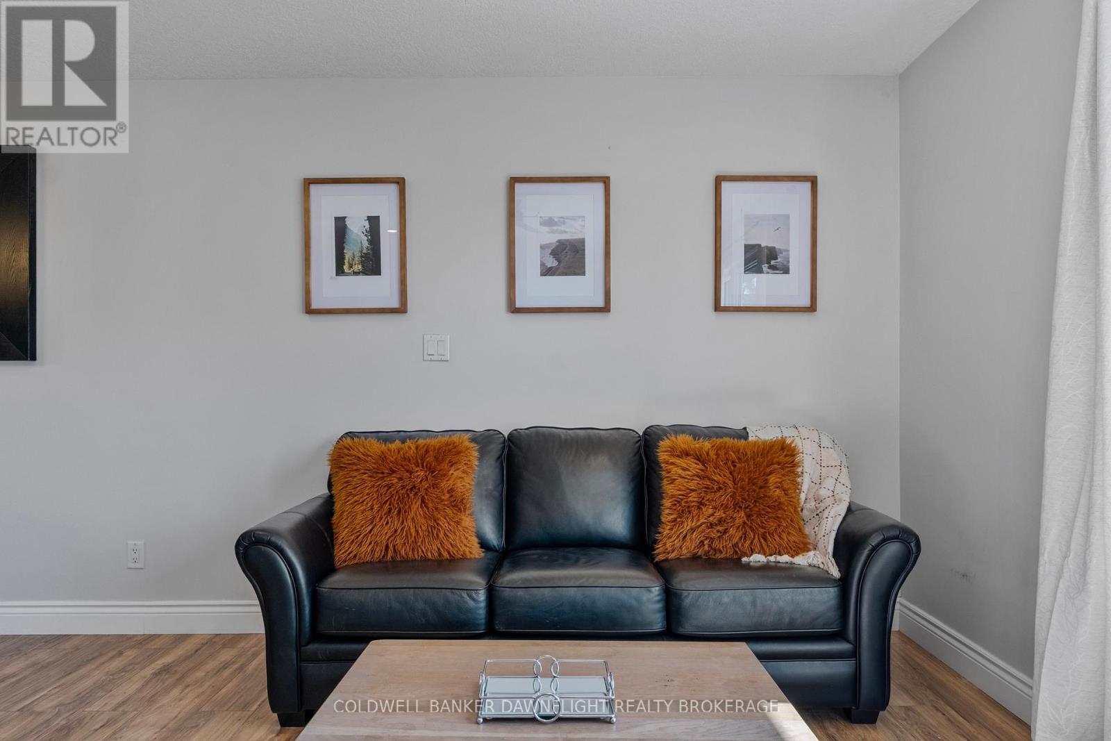 17 Hawthorn Crescent, North Middlesex, Ontario  N0M 1A0 - Photo 7 - X12979194