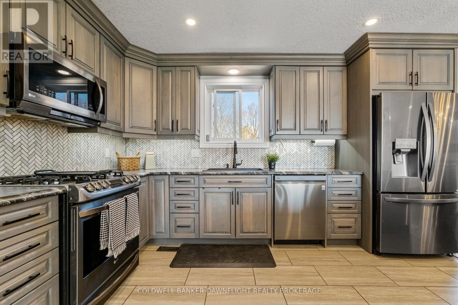 17 Hawthorn Crescent, North Middlesex, Ontario  N0M 1A0 - Photo 8 - X12979194