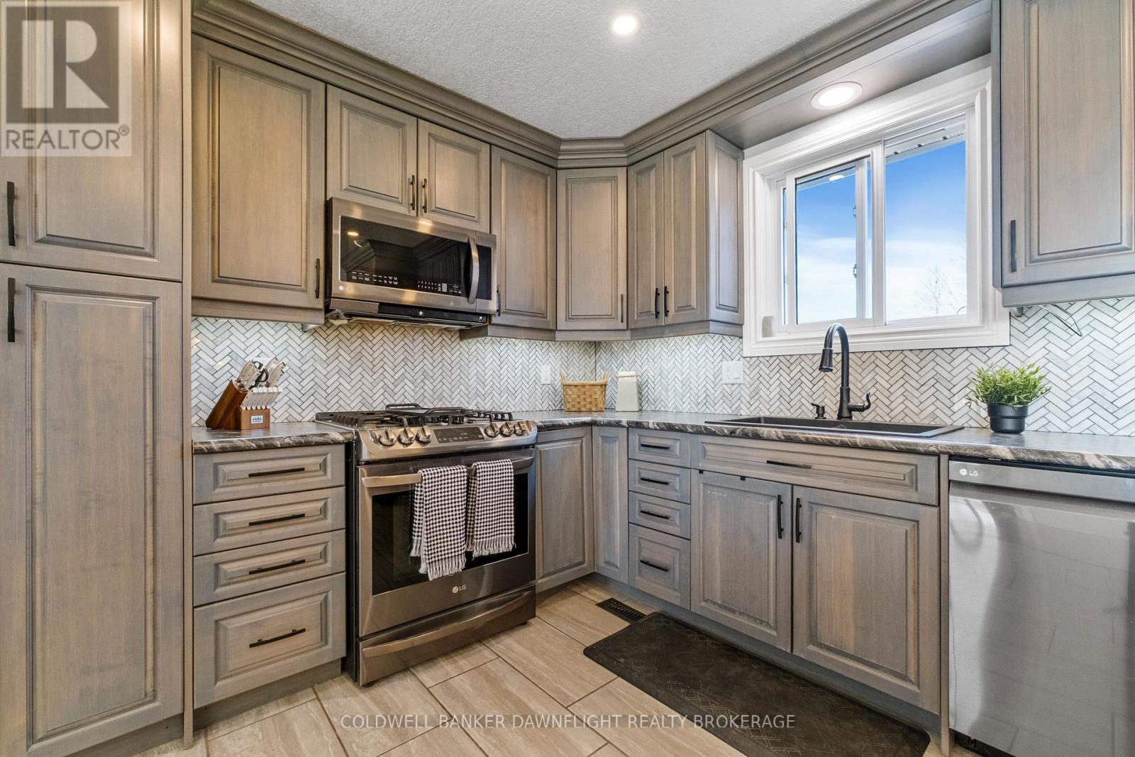 17 Hawthorn Crescent, North Middlesex, Ontario  N0M 1A0 - Photo 9 - X12979194