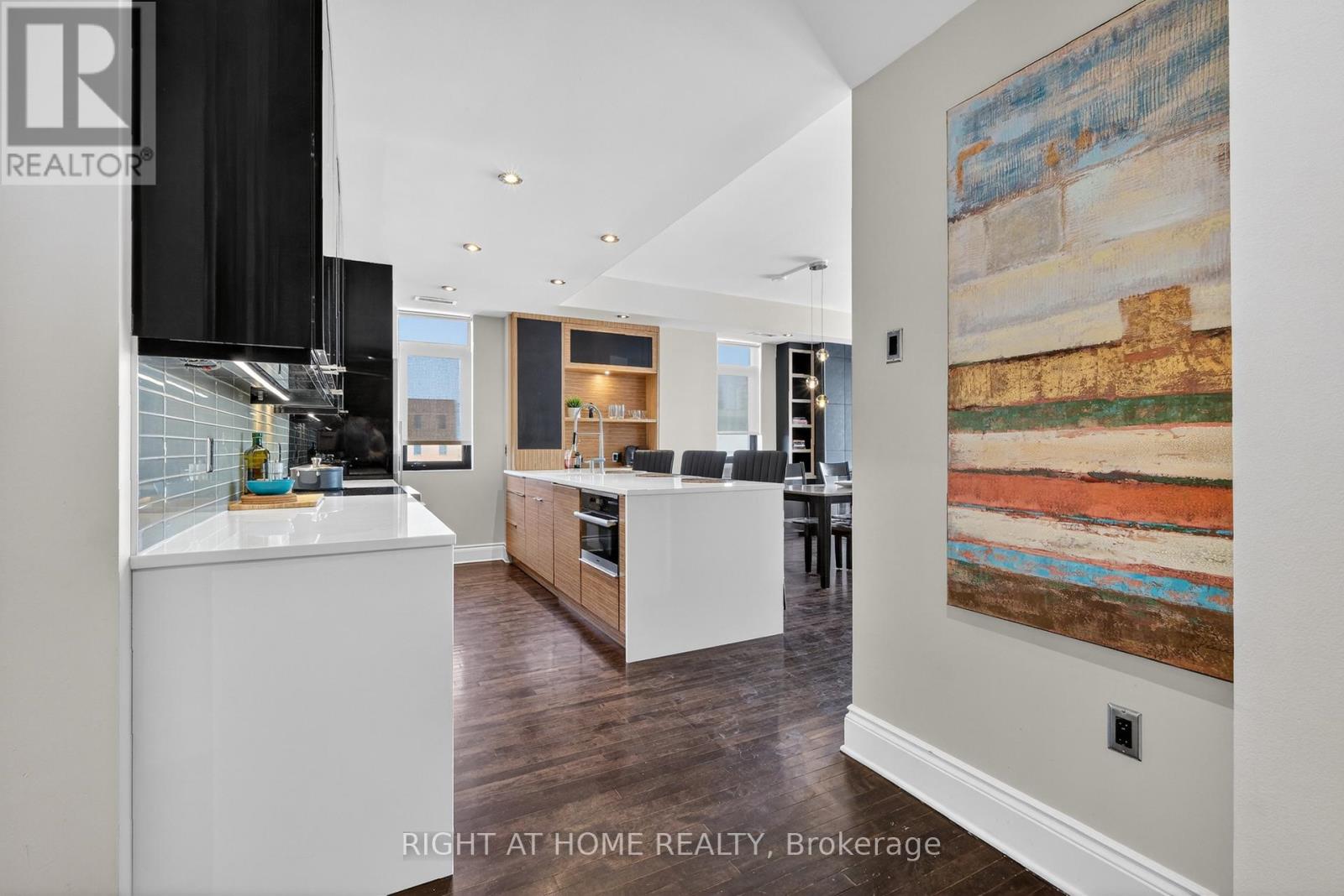 901 - 374 Cooper Street, Ottawa, Ontario K2P 2P4 - Photo 4 - X12979060