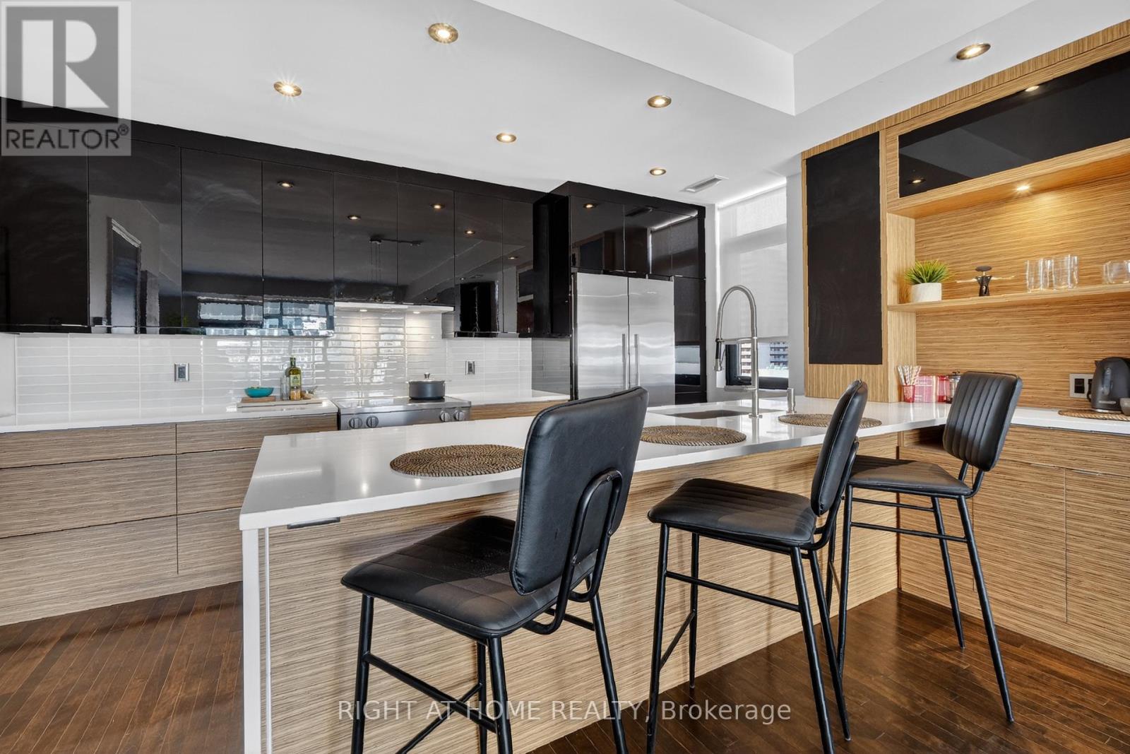 901 - 374 Cooper Street, Ottawa, Ontario K2P 2P4 - Photo 6 - X12979060