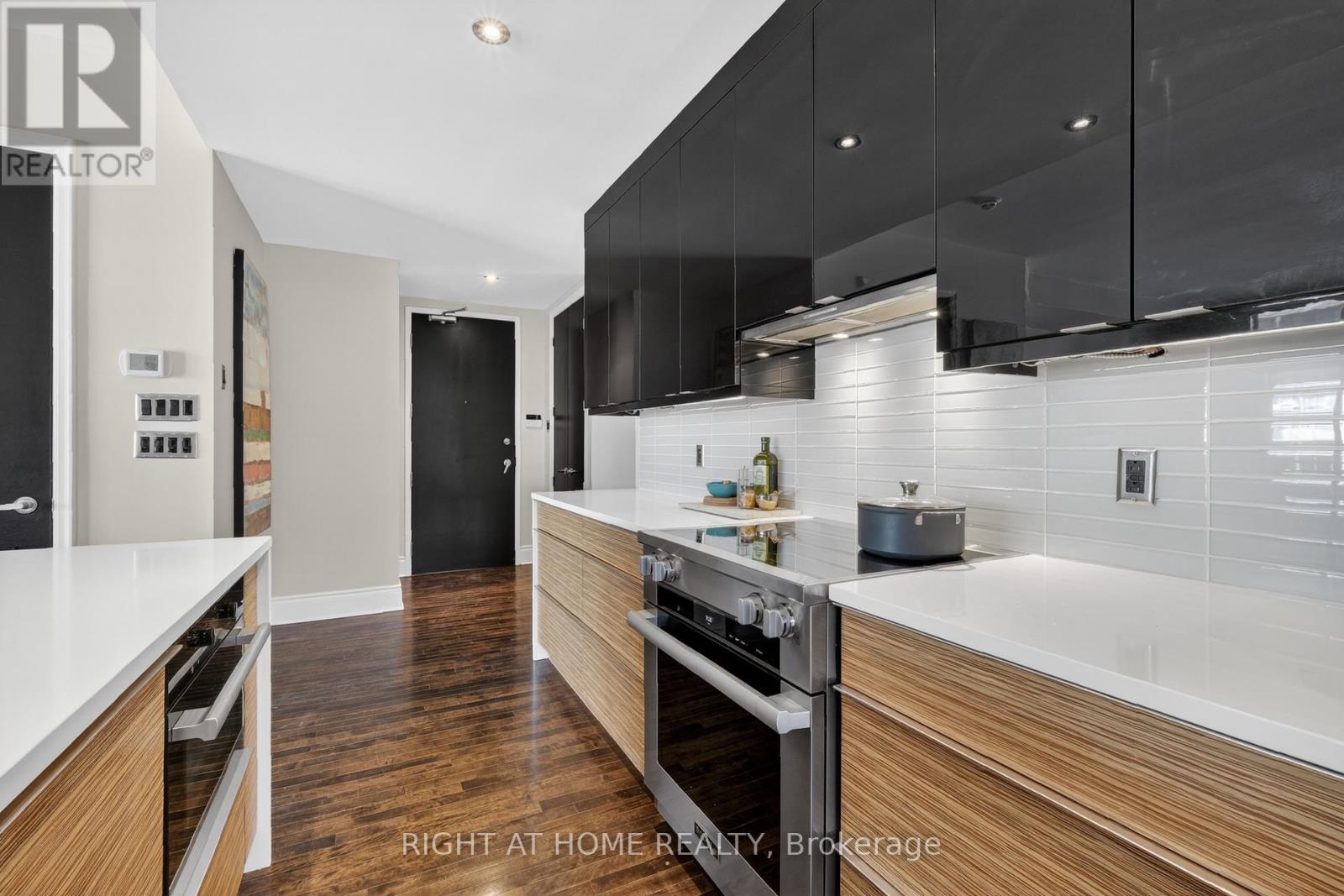 901 - 374 Cooper Street, Ottawa, Ontario K2P 2P4 - Photo 8 - X12979060