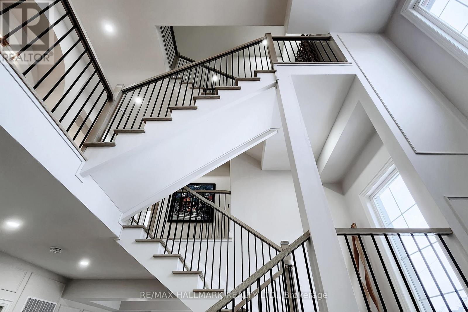 31 Naughton Drive, Richmond Hill, Ontario  L4C 4M6 - Photo 8 - N12976440