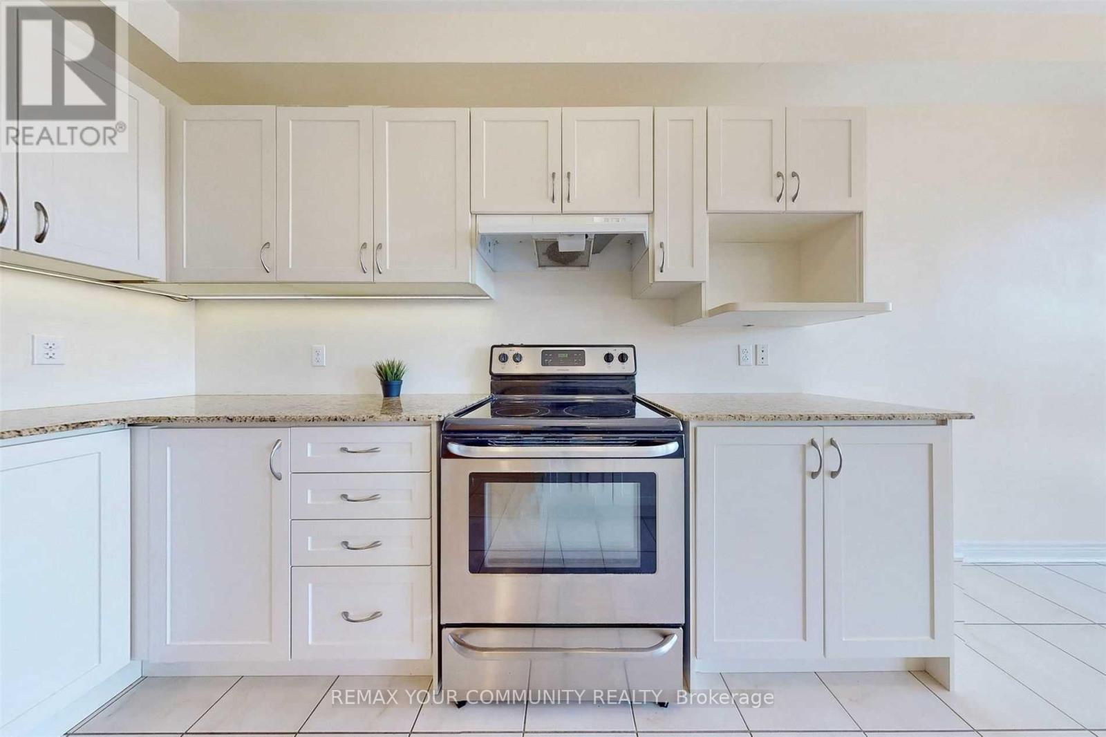 49 Napanee Street, Richmond Hill, Ontario  L4E 0X3 - Photo 13 - N12978934