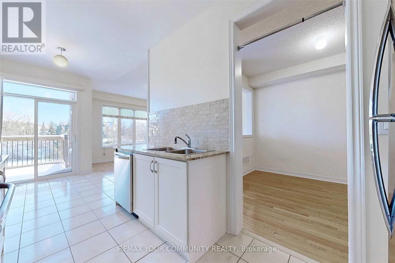 49 Napanee Street, Richmond Hill, Ontario  L4E 0X3 - Photo 14 - N12978934