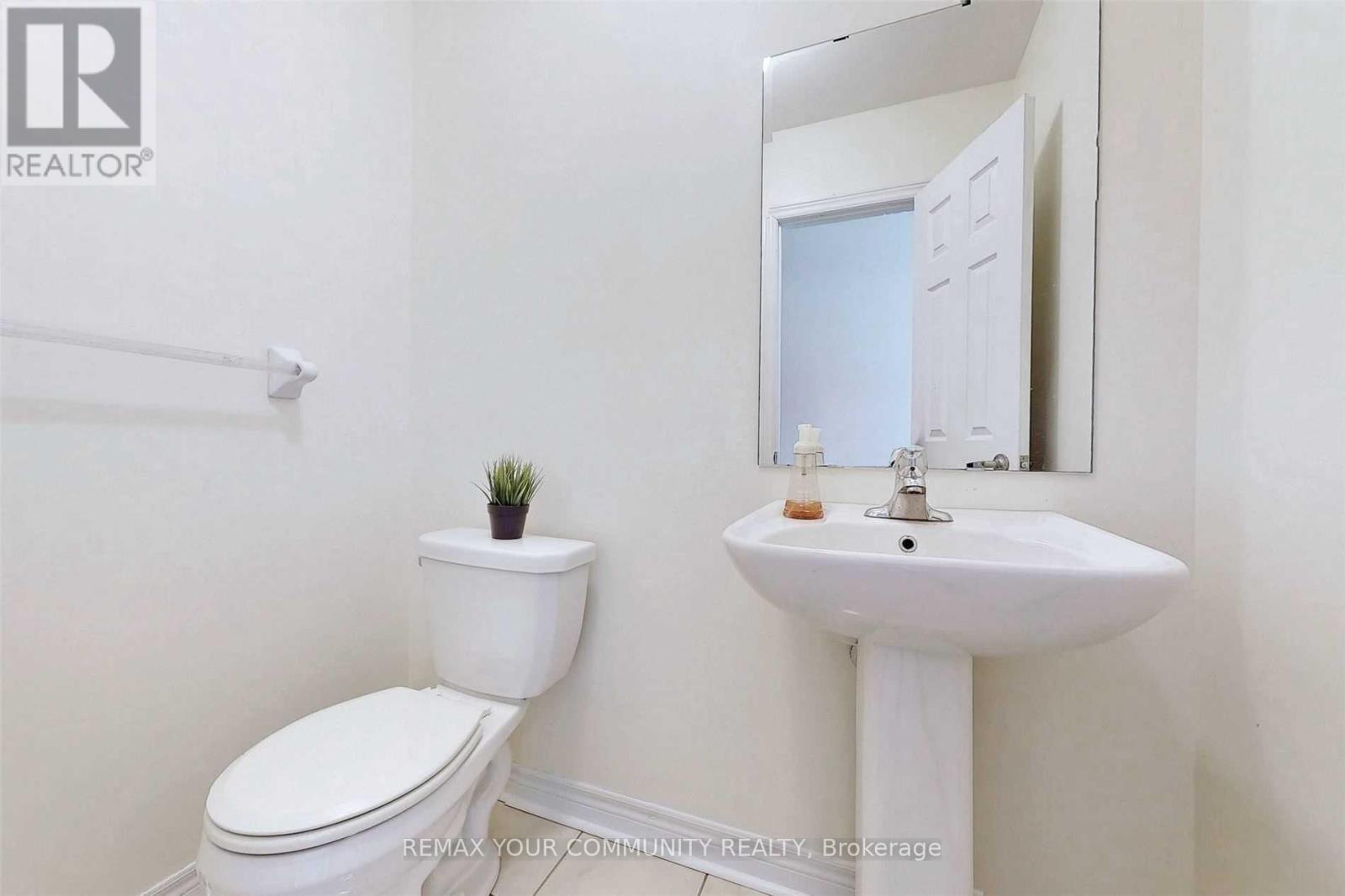 49 Napanee Street, Richmond Hill, Ontario  L4E 0X3 - Photo 17 - N12978934