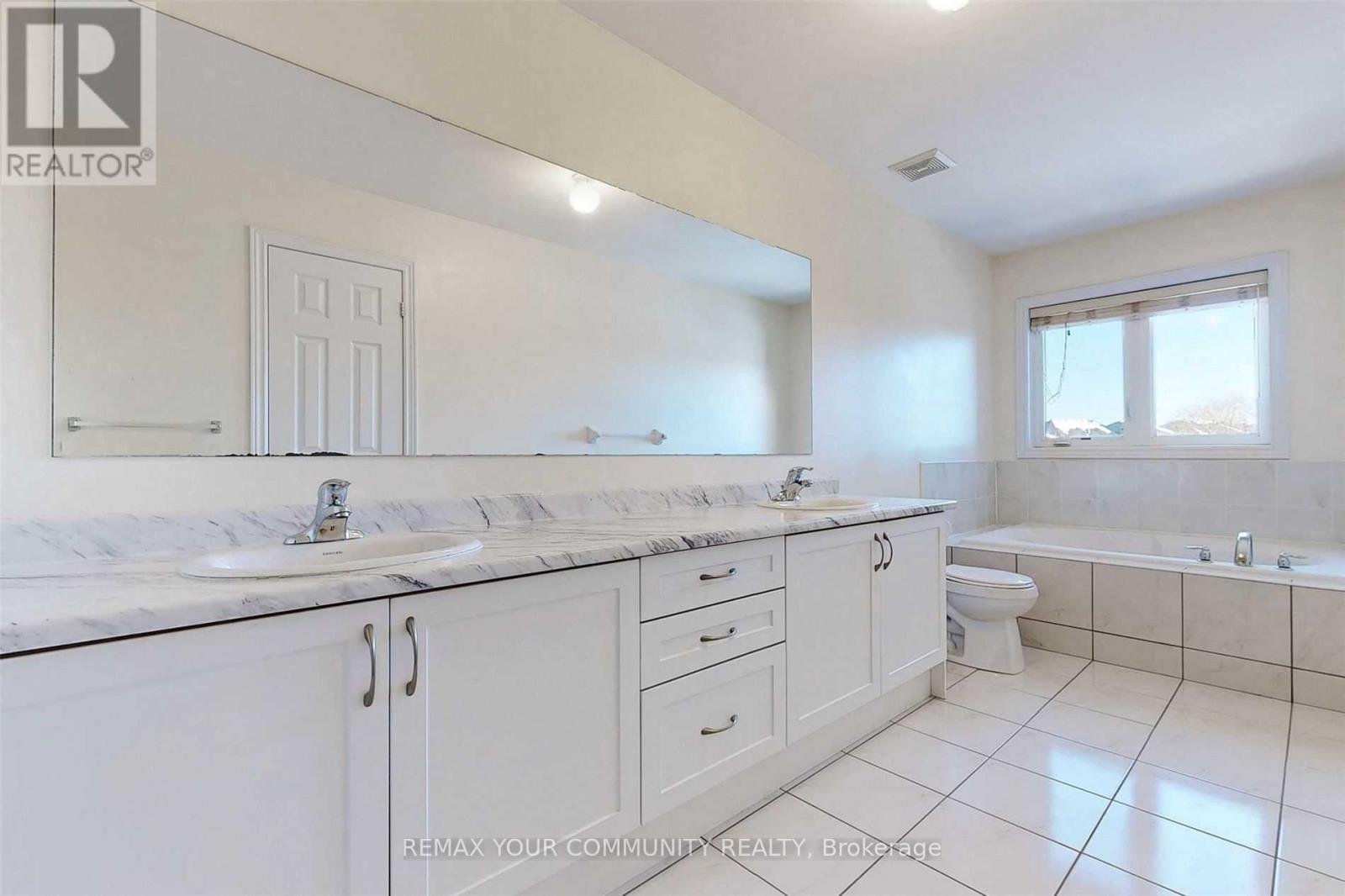 49 Napanee Street, Richmond Hill, Ontario  L4E 0X3 - Photo 22 - N12978934