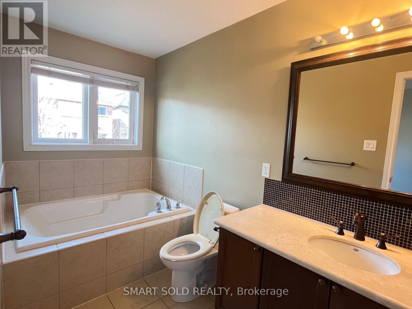 199 Venice Gate Drive, Vaughan, Ontario  L4H 0E9 - Photo 11 - N12978990