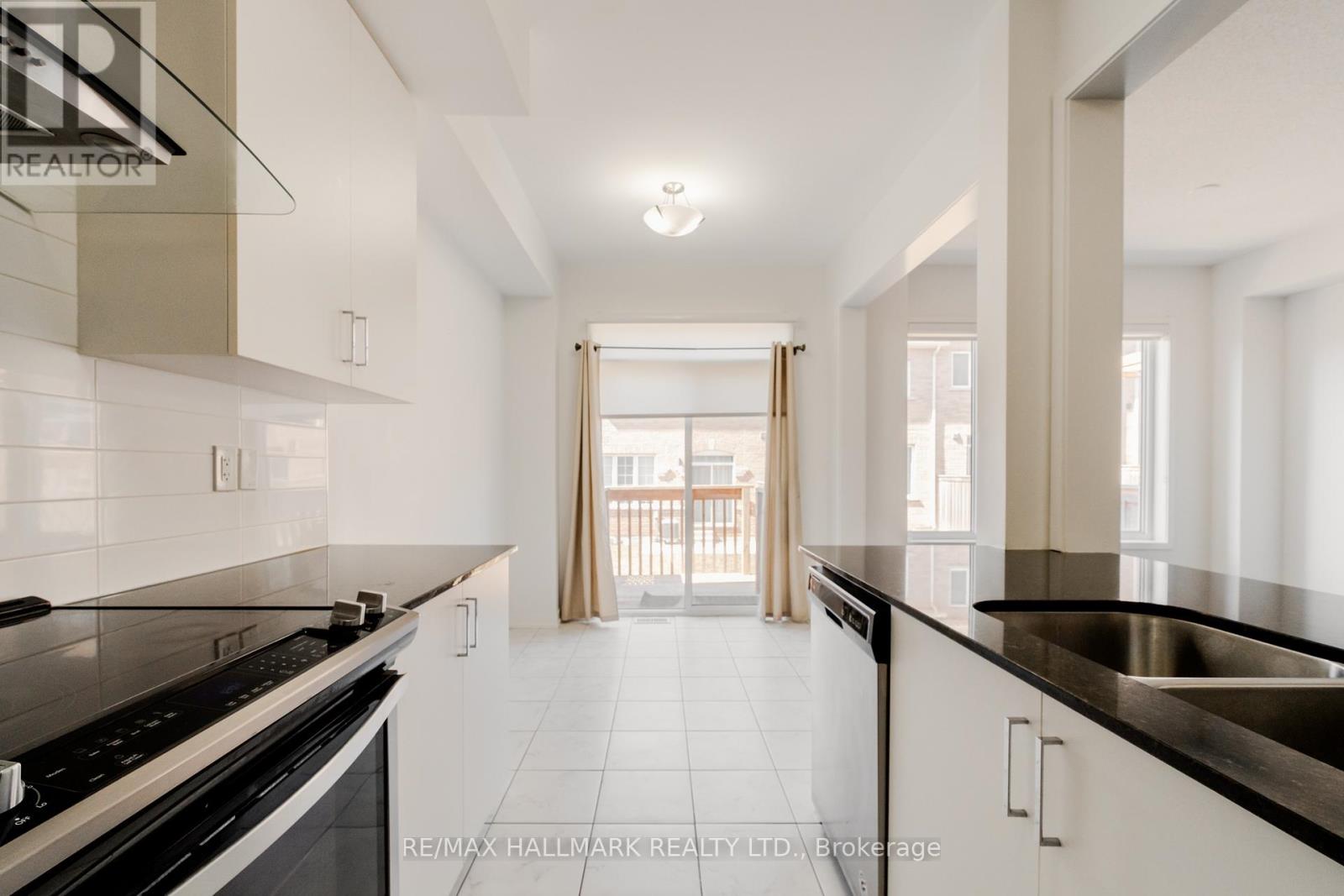 64 Dundonald Trail, Newmarket, Ontario  L3Y 0E1 - Photo 10 - N12979000