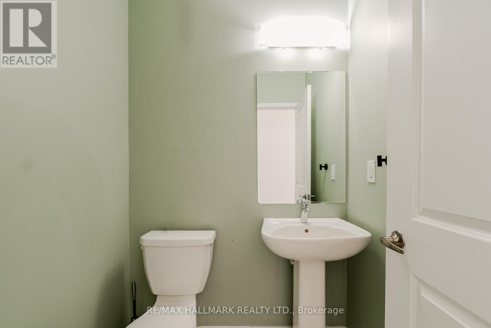 64 Dundonald Trail, Newmarket, Ontario  L3Y 0E1 - Photo 12 - N12979000