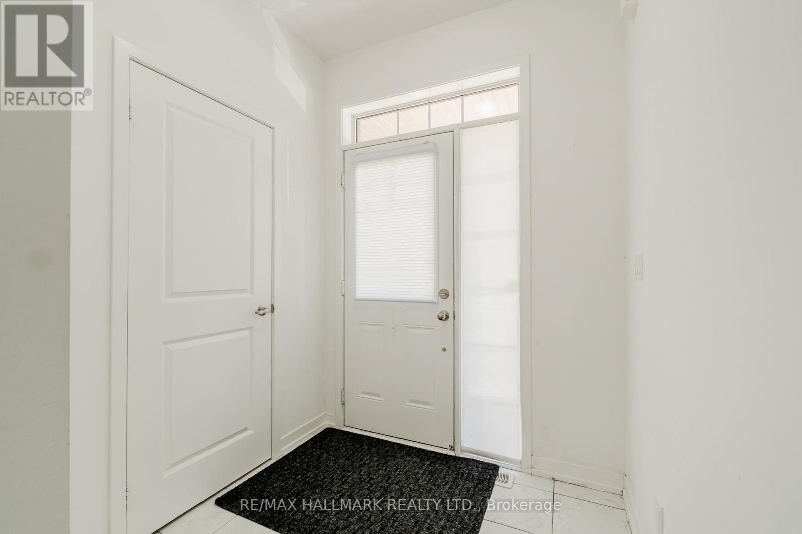 64 Dundonald Trail, Newmarket, Ontario  L3Y 0E1 - Photo 4 - N12979000