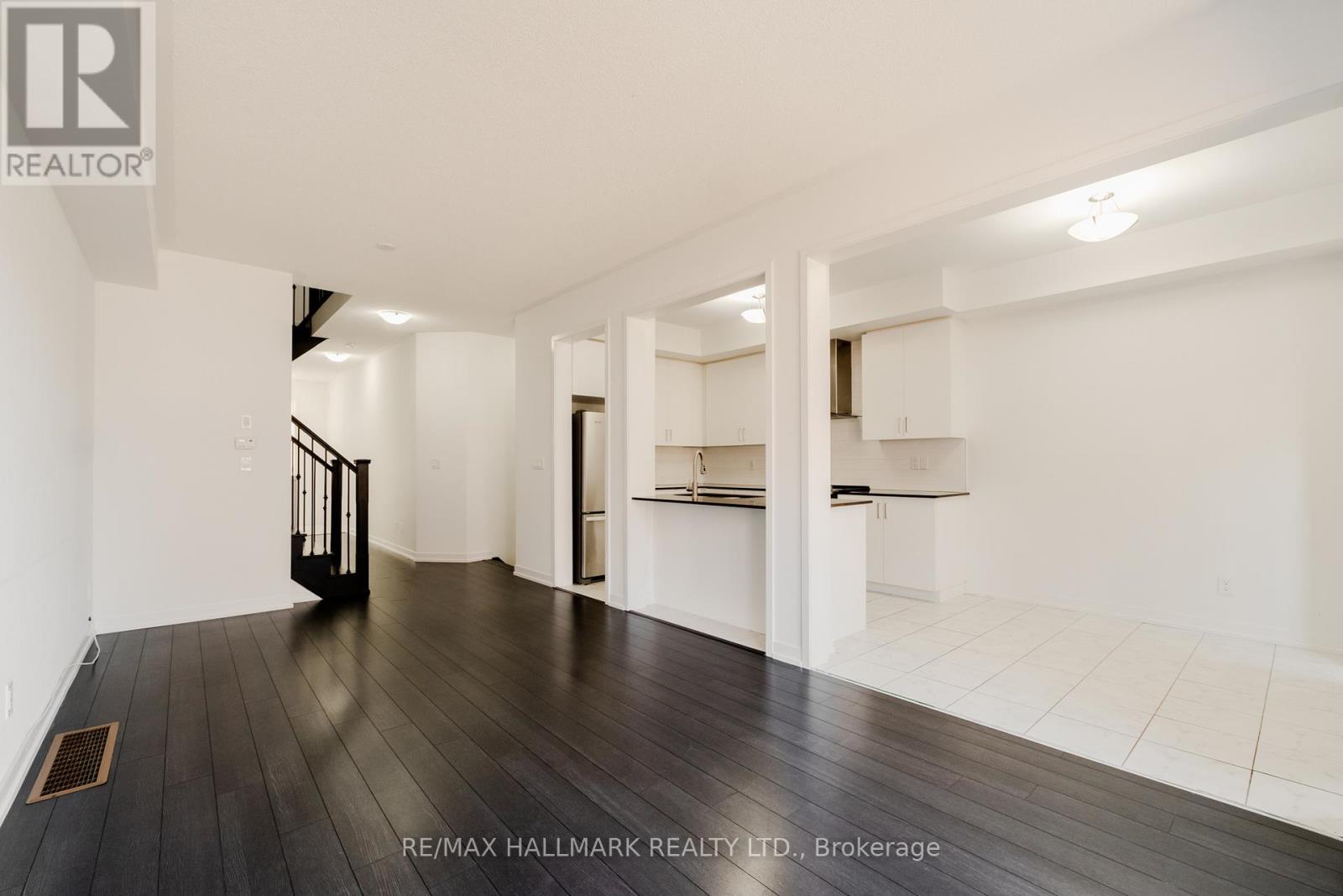 64 Dundonald Trail, Newmarket, Ontario  L3Y 0E1 - Photo 5 - N12979000